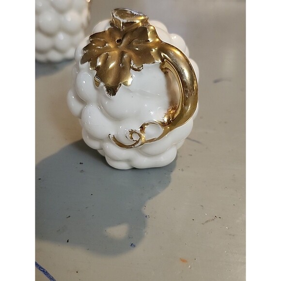 Vintage White Ceramic Grape Salt & Pepper Shakers – Gold Leaf Mid-Century - Picture 11 of 15